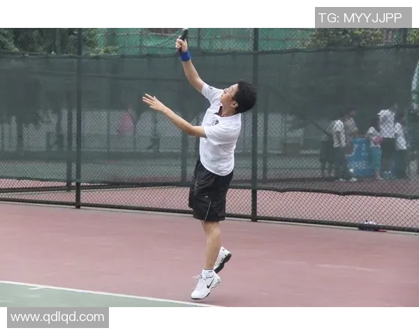 杨伟回顾网球生涯的辉煌与挑战分享个人成长与奋斗故事