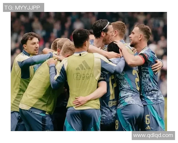 足球明星合影帅照展现球场风采与友谊瞬间的精彩时刻 足球明星合影帅照展现球场风采与友谊瞬间的精彩时刻