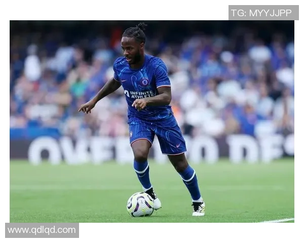 足球明星华丽着装进场引领时尚潮流展现个性魅力与运动精神 足球明星华丽着装进场引领时尚潮流展现个性魅力与运动精神