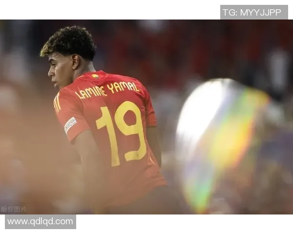 足球明星闪耀登场瞬间捕捉精彩瞬间引爆全场热情 足球明星闪耀登场瞬间捕捉精彩瞬间引爆全场热情